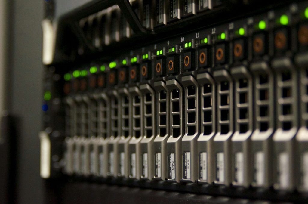 Servidores de alta performance com gavetas de armazenamento SAS - RS InfoTec.